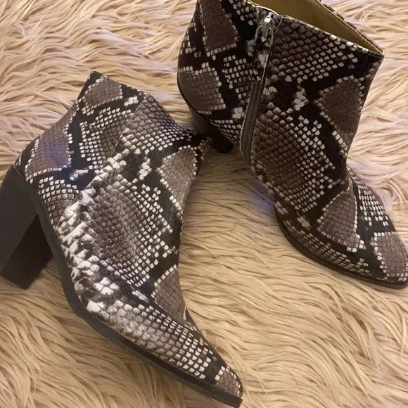 Braxten Snake Embossed Block Heel Bootie
14TH AND UNION - Picture 4 of 7